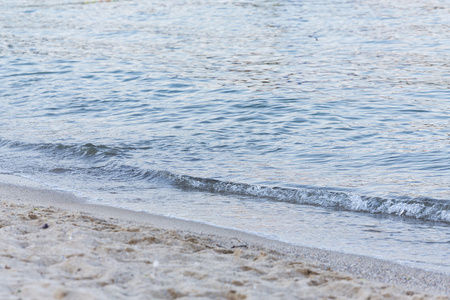 在沙滩上海中的波浪