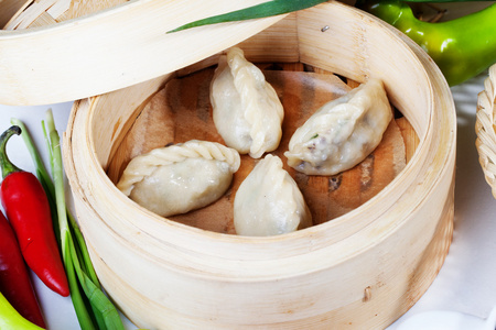 中国饺子木制蒸笼静物的表使全国的气氛