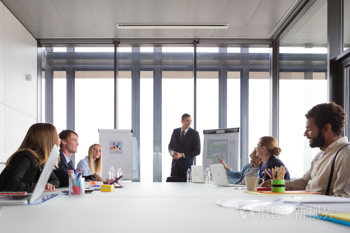 开会的商务人士