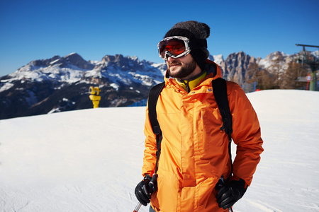 滑雪者在雪翻山越岭橙色夹克