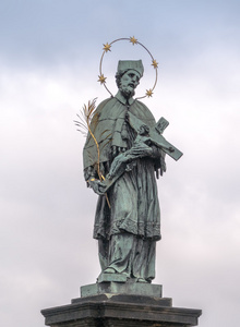 在 Nepomuk 布拉格圣  约翰的查尔斯桥上的古老雕塑