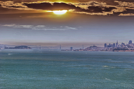 美国日落时旧金山天际线的壮观景色