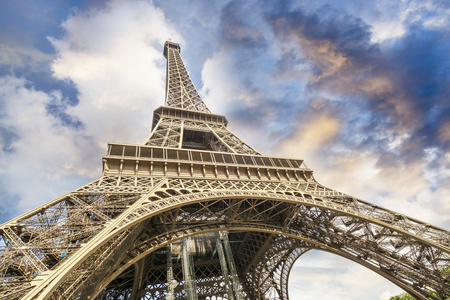 巴黎埃菲尔铁塔的美丽景色。