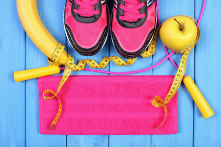 双运动鞋，新鲜水果和配件健身蓝板，文本的副本空间