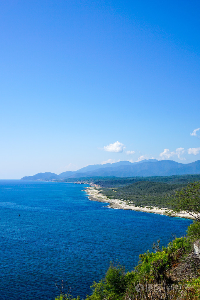 水晶般清澈的海水,与蜿蜒的海岸线和热带景观