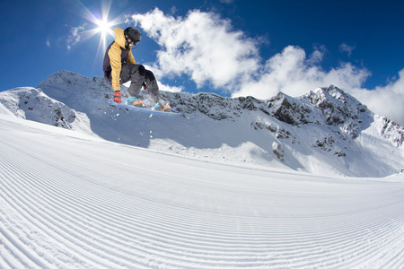 山上的飞行滑雪板。极限运动