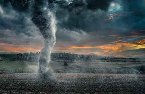在雷暴期间域上的黑色龙卷风漏斗照片