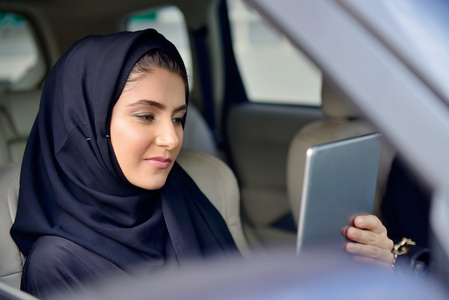 Emarati 阿拉伯商业女人在车里