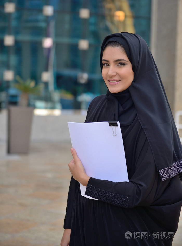 emarati 阿拉伯商务办公室门外的女人照片-正版商用图片1mjocp-摄图新