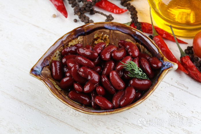 红色罐装的菜豆