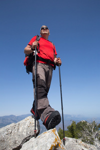 站在山与谷在背景上的徒步旅行者