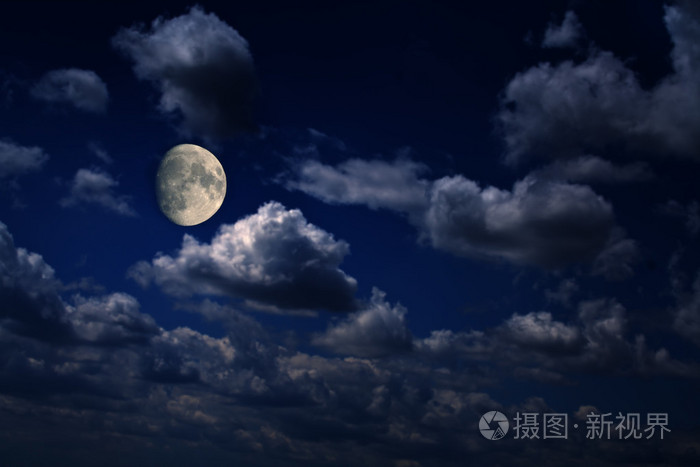 月亮在四散的云朵