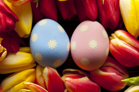 复活节彩蛋和艳丽的花朵