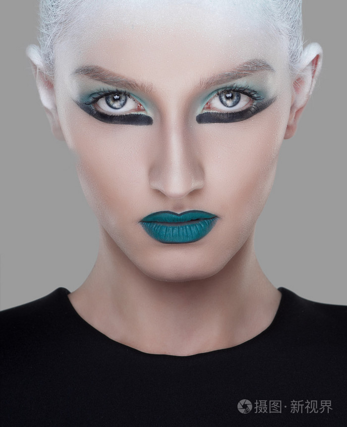 与绿色发型时尚女人的创意和未来派外观