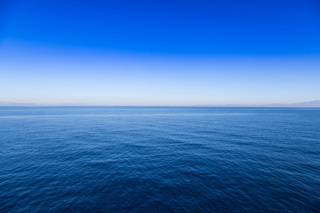 蓝色的大海和天空地平线背景，一天拍摄