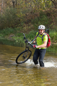 骑自行车的人经过一条河