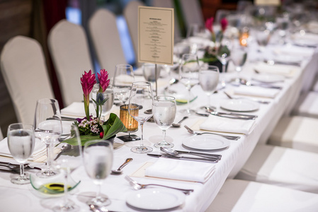 豪华的餐桌摆台照片