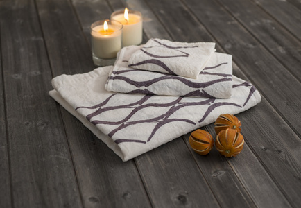 毛巾的褐色的凹线，沿着蜡烛和干的 Cit