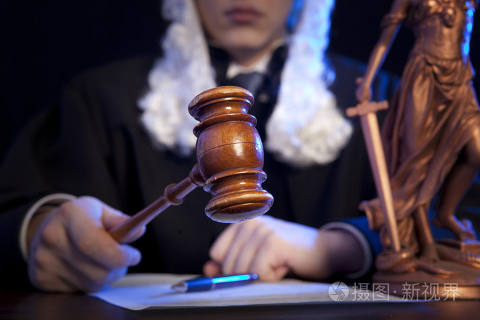 男性法官在法庭上醒目的木槌