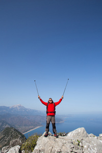 站在山与谷在背景上的徒步旅行者