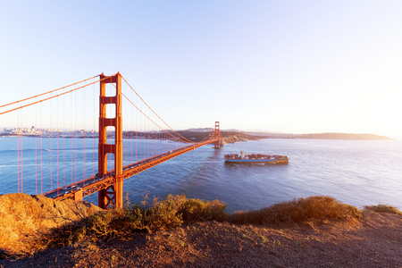 San Francisco 黄金的金门大桥，在阳光灿烂的日子