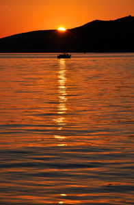 与一艘渔船海上浪漫日落