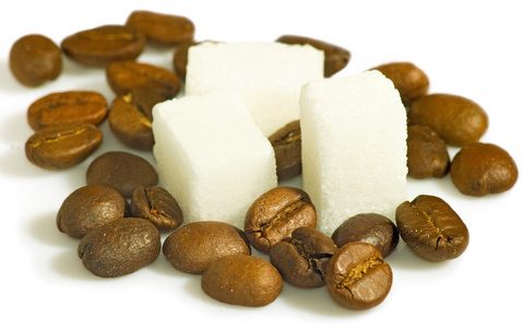 咖啡豆和糖的孤立的形象