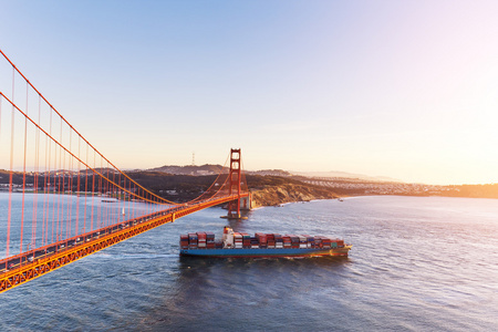 San Francisco 黄金的金门大桥，在阳光灿烂的日子