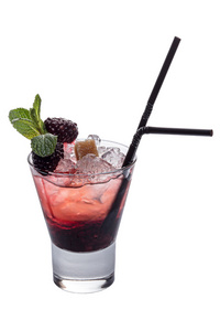 令人耳目一新的果味酒精鸡尾酒黑莓玻璃