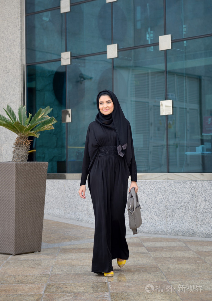 emarati 阿拉伯商务办公室门外的女人照片-正版商用图片1mkb02-摄图新
