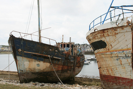 造船厂的老生锈的荒凉渔船图片
