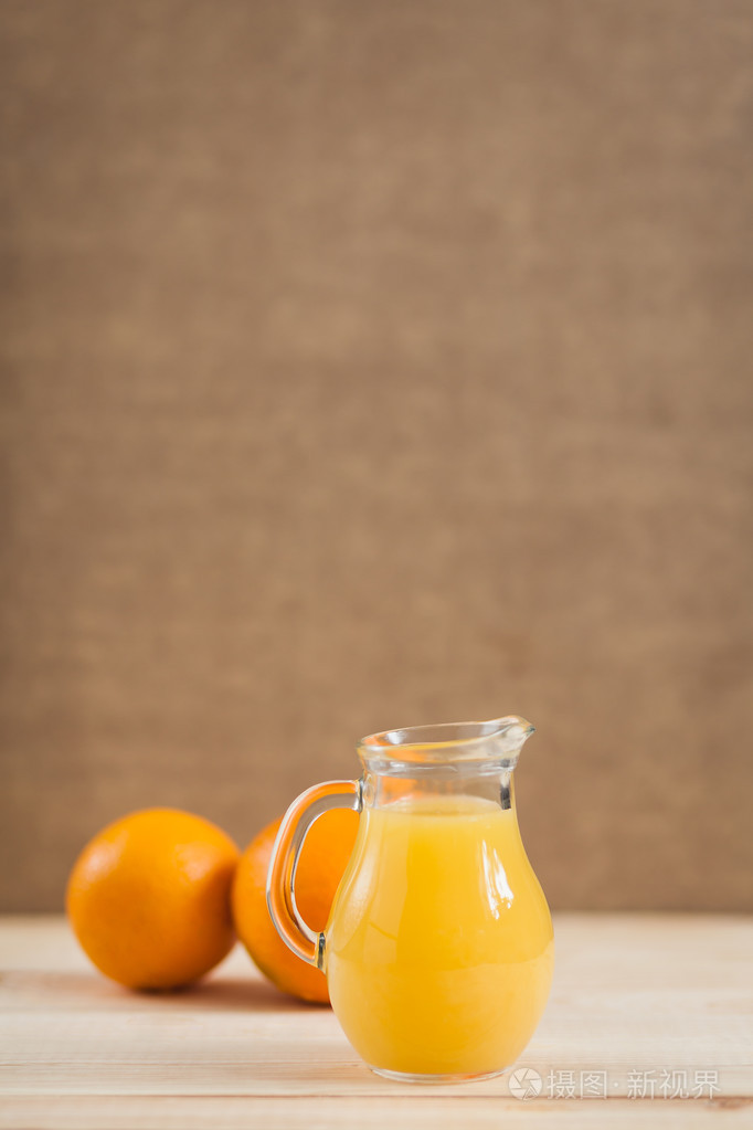 木制的背景上清楚jar橙汁