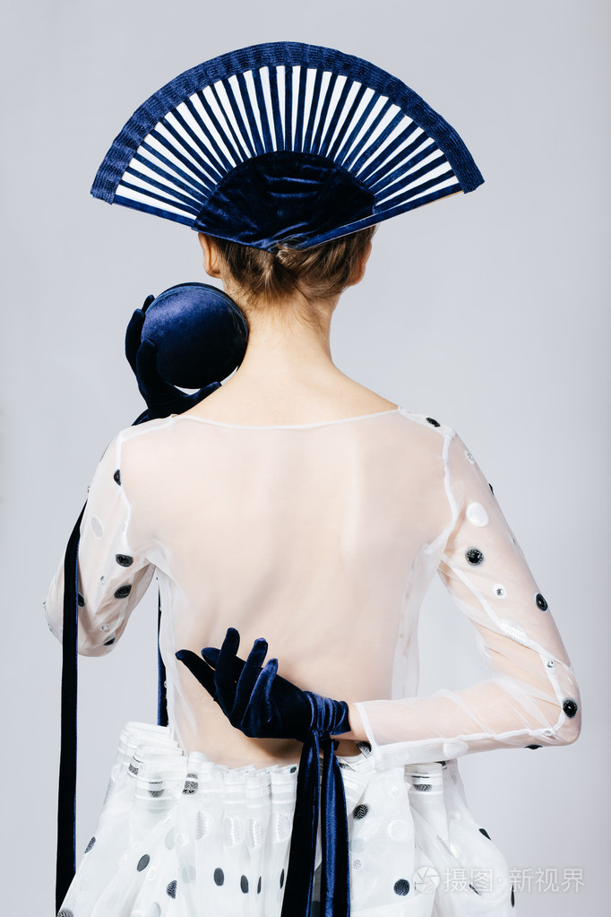 工作室拍摄的透明衣服的女人