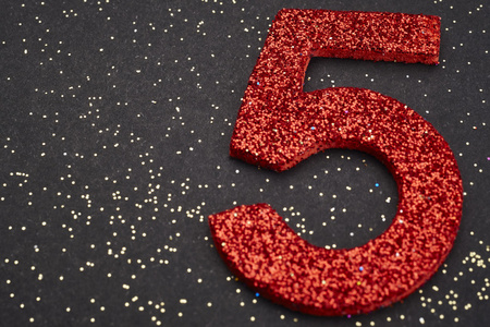 数字五个红颜色在黑色的背景.周年照片