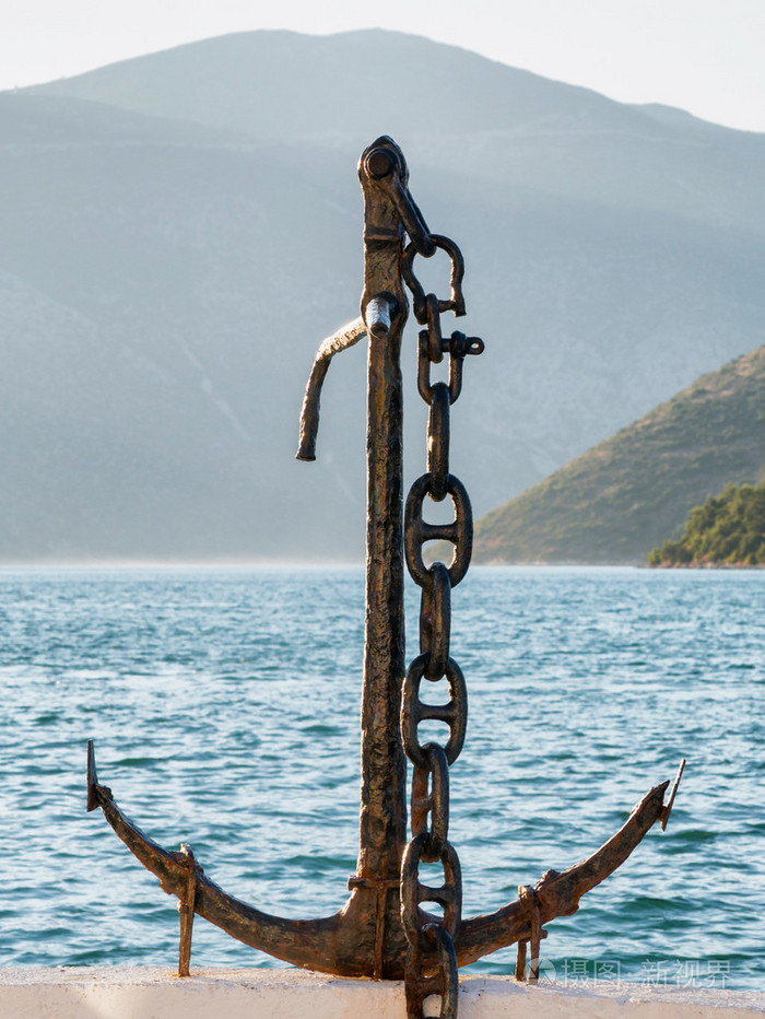 老船锚在一个端口