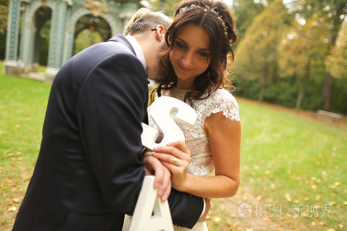 快乐的新婚夫妇,在公园里深情相拥