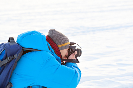 摄影师在户外冬季