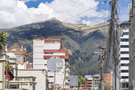 建筑物与山脉的城市场景在厄瓜多尔基多