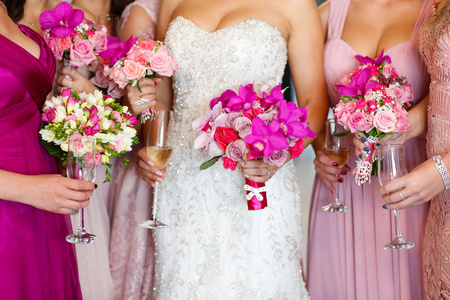 新娘与伴娘抱着美丽的鲜花花束图片