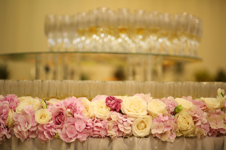 婚礼桌上五颜六色的花饰