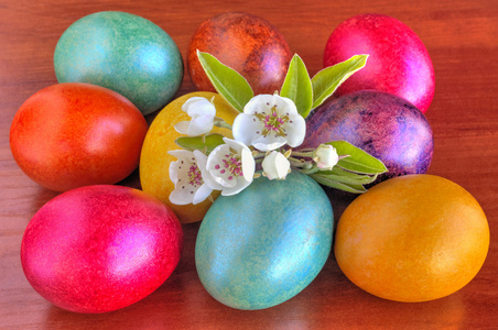 涂的复活节彩蛋和新鲜的春天的花朵上木