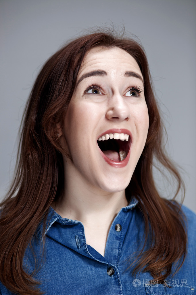 震惊的面部表情的年轻女子的画像