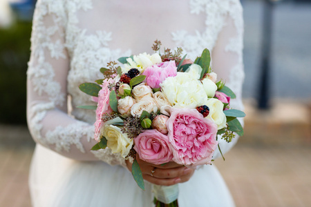 与新娘抱着美丽的花束特写