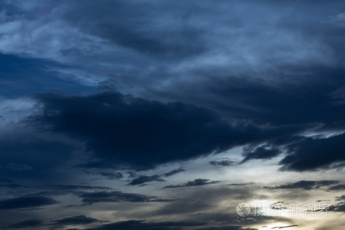 黑色的云在黑暗的天空,夜晚天空的万圣节背景