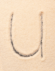 U 字母写在沙滩上