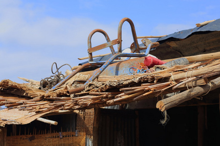 车手推车在屋顶上。阿夫拉镇埃塞俄比亚。0168
