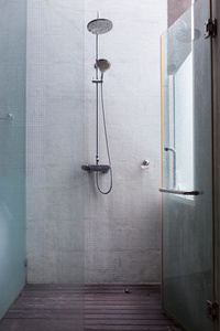 在家庭室内设计的浴室淋浴头