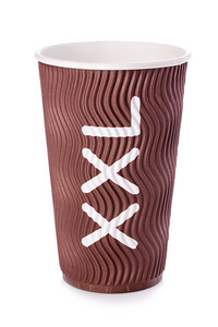 棕色纸杯装的咖啡或茶的特写，白色背景上孤立