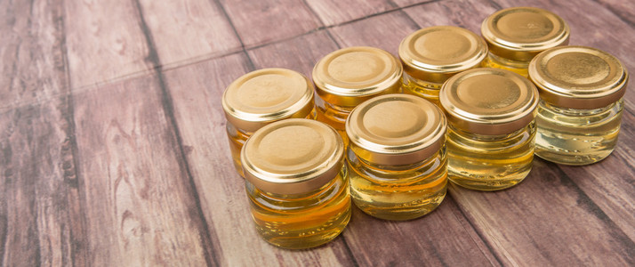 在梅森罐子里的蜂蜜品种