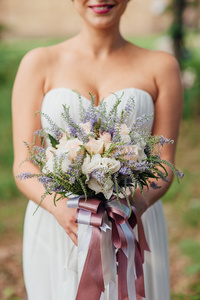 美丽的花束，在新娘的手